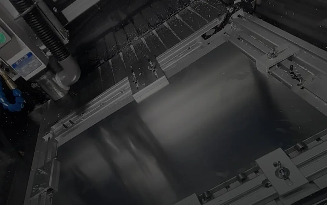 Matriz de aluminio en la mesa de corte CNC
