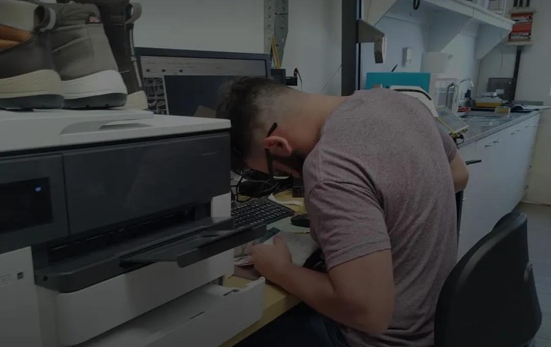 Técnico de FISCHER trabajando en un desarrollo
