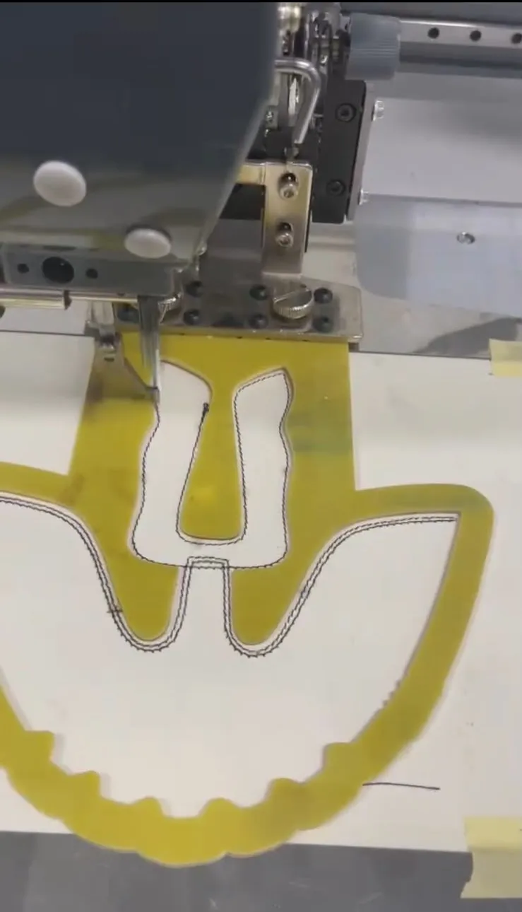 Matriz cosiendo una capellada de zapatilla